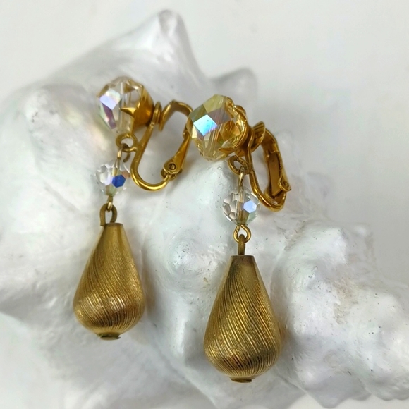 Vintage Style Gold Tone Crystal Like Glamorous Clip-on Earrings - Picture 5 of 10